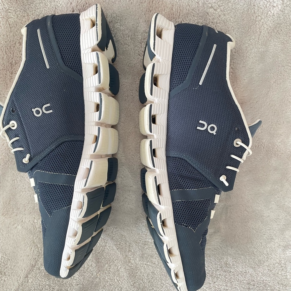 2C.
On Running Navy Midnight Cloud 5 Trainers ON Cloud shoes US Men Size 11